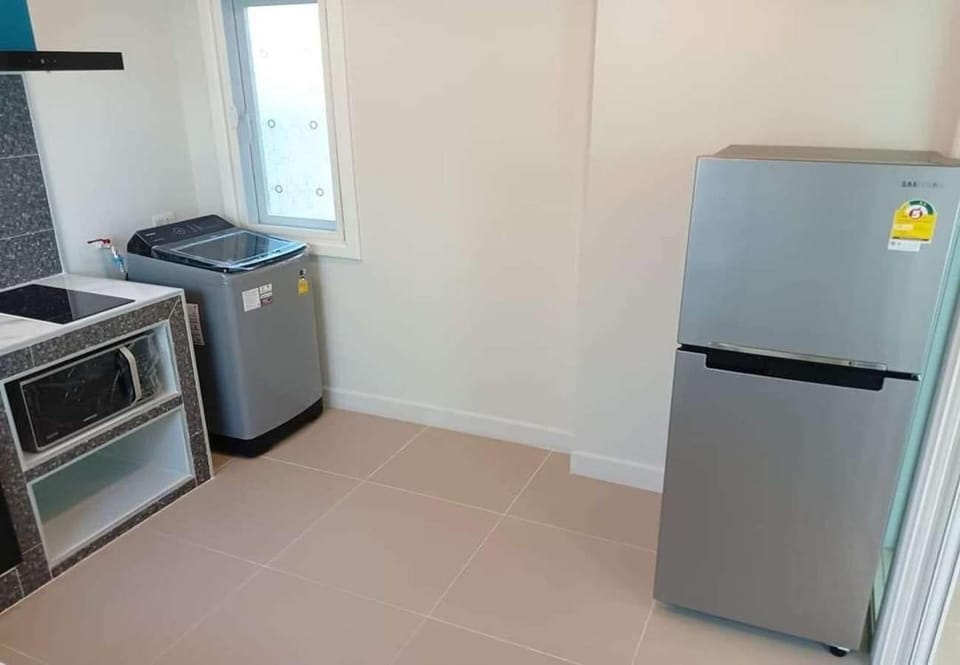 Kitchen or kitchenette, dishwasher, stove
