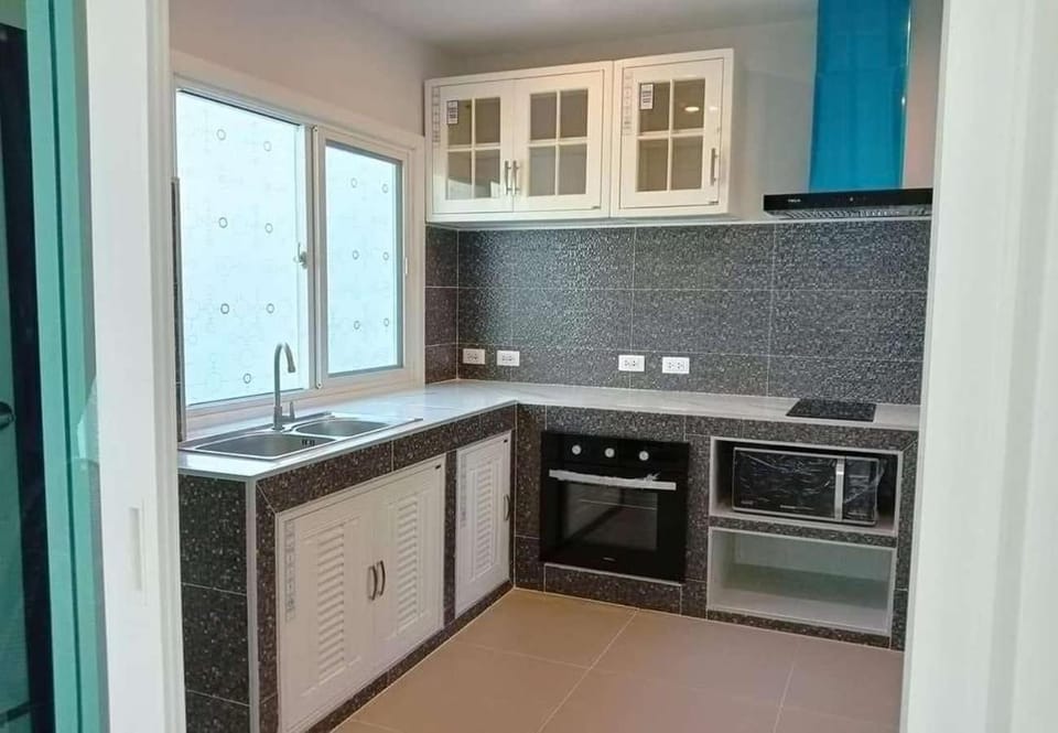 Kitchen or kitchenette, minibar, oven, stove
