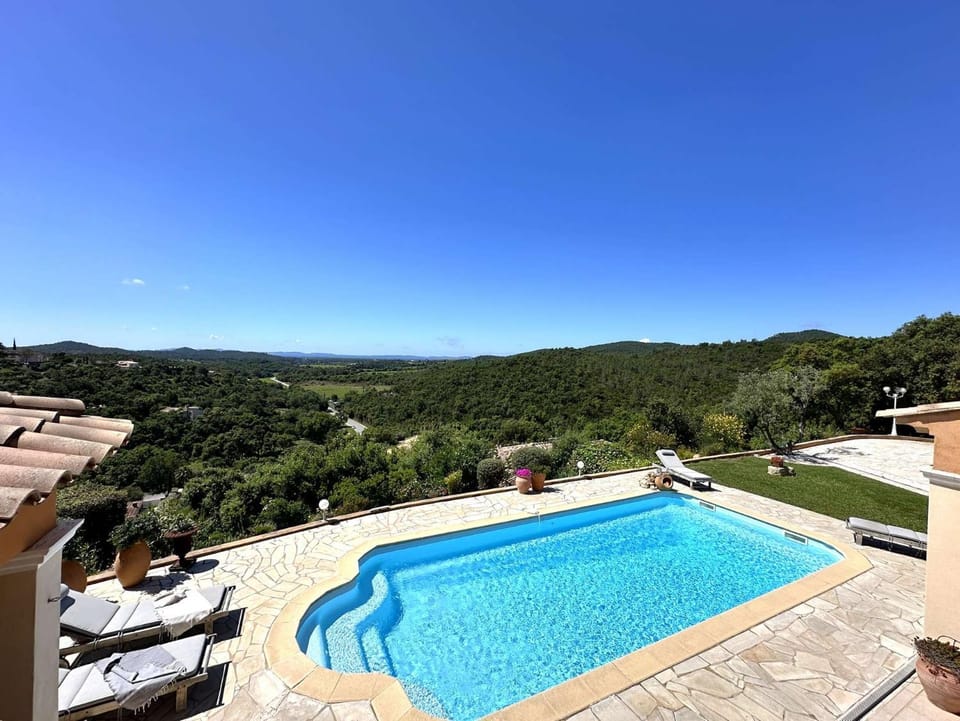 Villa Caprice pour 8 personnes avec piscine privée et splendide vue mer, à La Londe-Les-Maures Villa in La Londe-les-Maures
