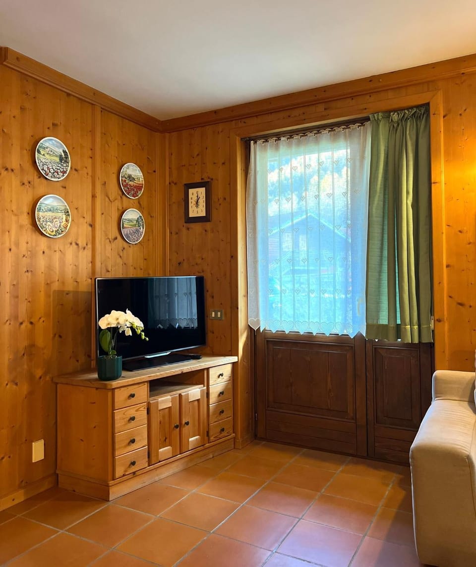 Communal lounge/ TV room, Living room, Seating area