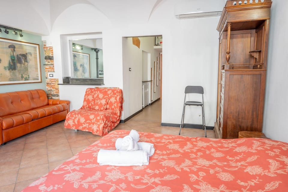 Bed, Photo of the whole room, Seating area, Bedroom, towels, air conditioner