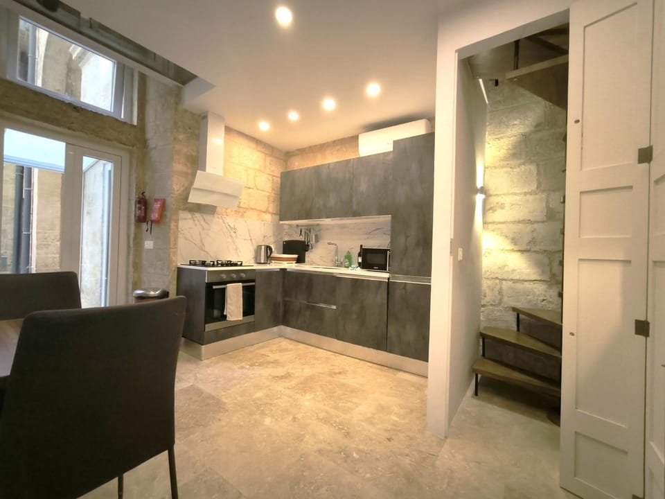 Kitchen or kitchenette, Dining area, stove