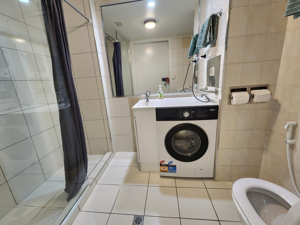 Shower, Toilet, Bathroom, towels, washing machine