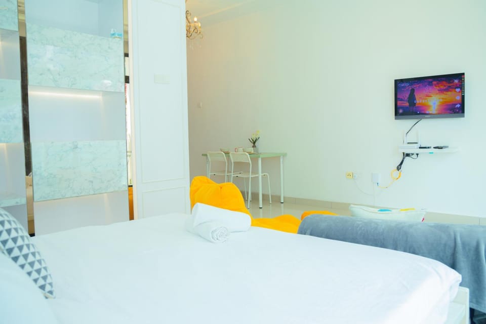 Bed, TV and multimedia, Photo of the whole room, Bedroom