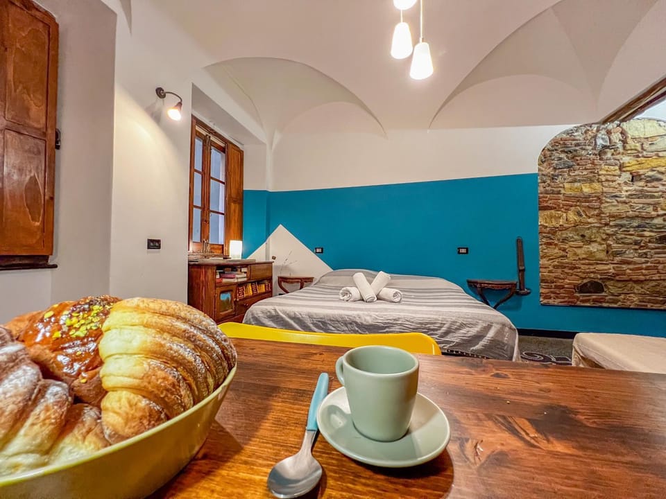 Bed, Photo of the whole room, Bedroom, Food, Breakfast