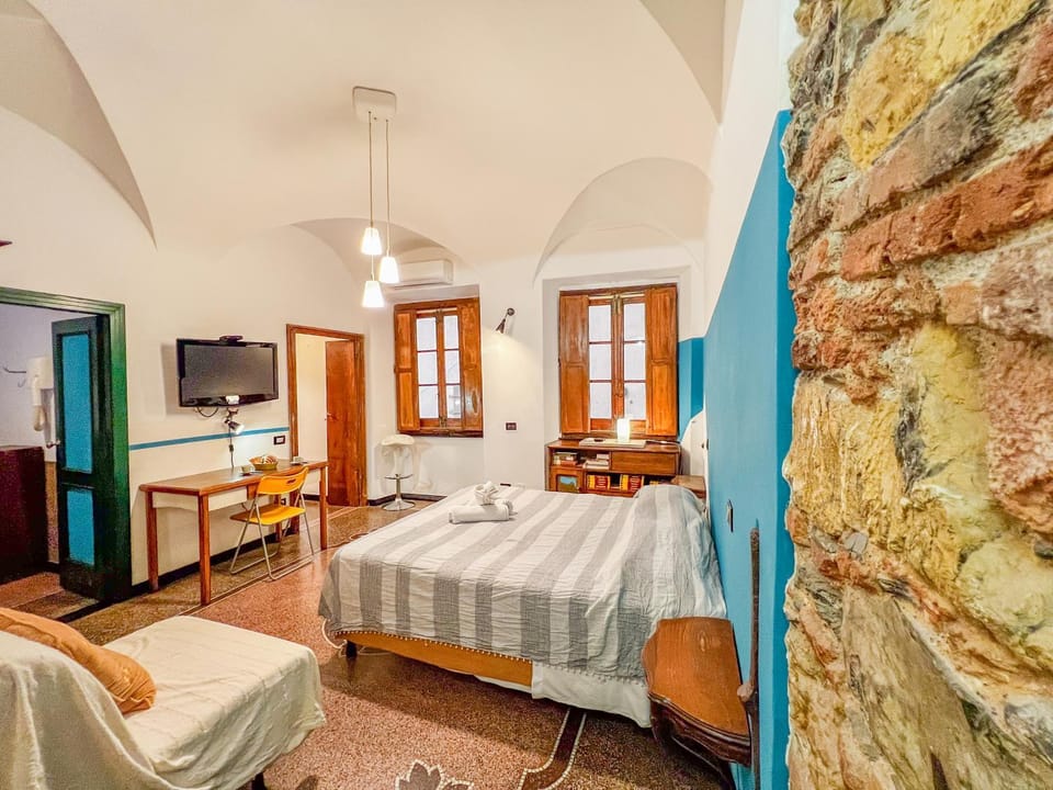 Bed, TV and multimedia, Photo of the whole room, Bedroom, towels