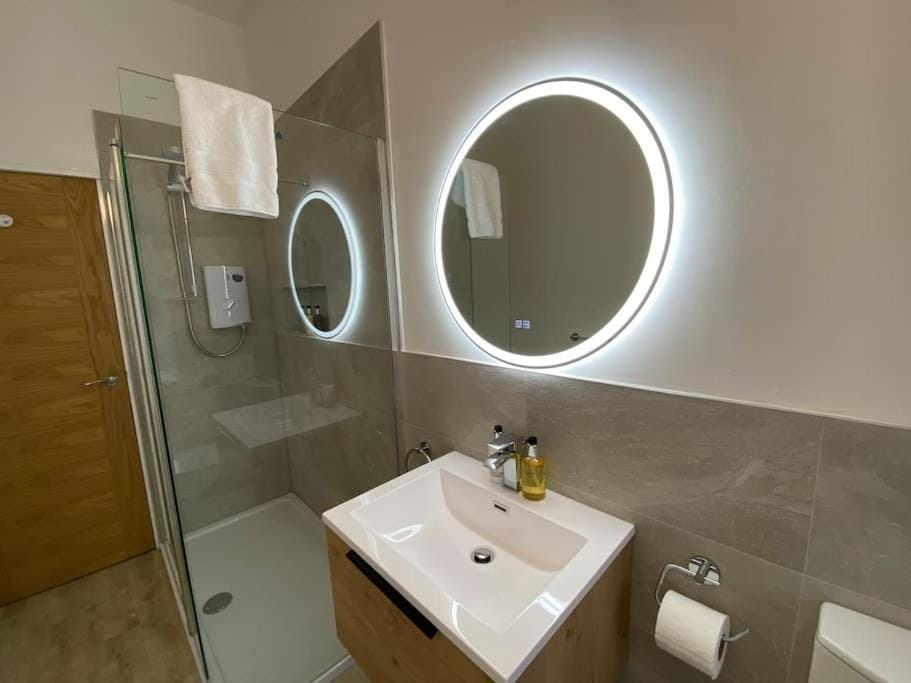 1 Smithhills Sleeps 5 Central and Spacious Apartment in Paisley