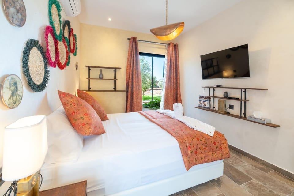 Bed, TV and multimedia, Photo of the whole room