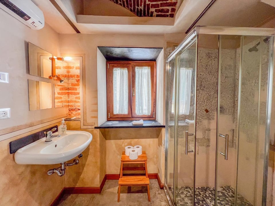 Shower, Toilet, Bathroom, towels