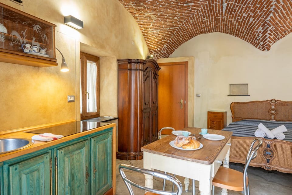 Bed, Kitchen or kitchenette, Living room, Seating area, Dining area