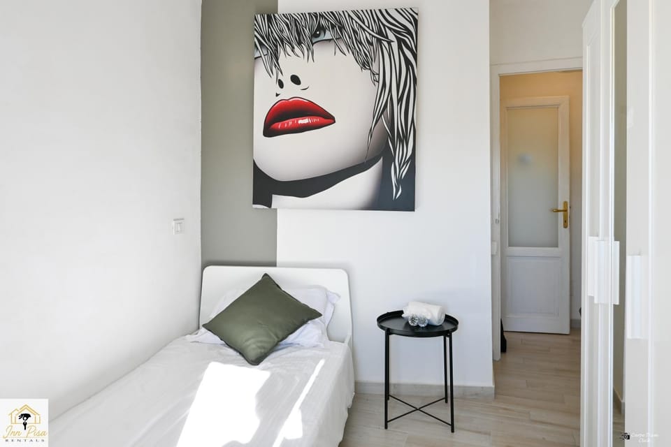 Bed, Photo of the whole room, Decorative detail, Bedroom