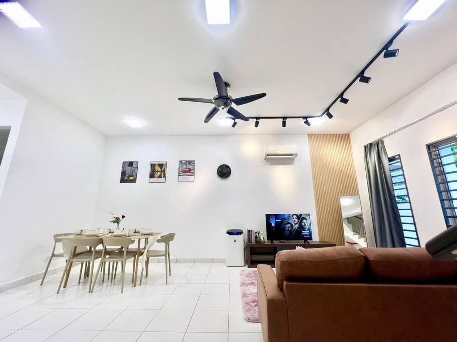 16Pax House Landed Setia Alam Mall SCCC Wi-Fi TV House in Selangor, Malaysia