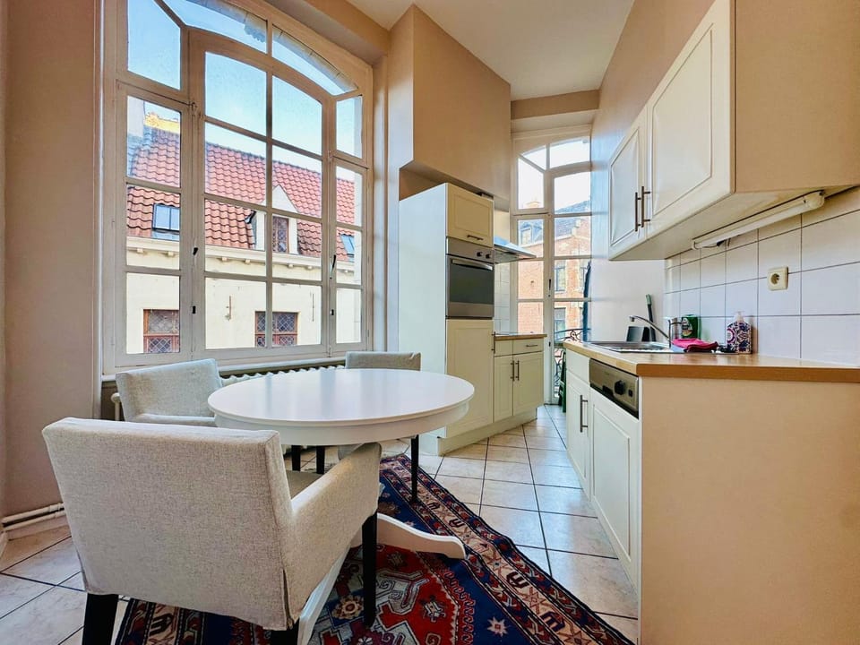 Kitchen or kitchenette, Dining area, stove
