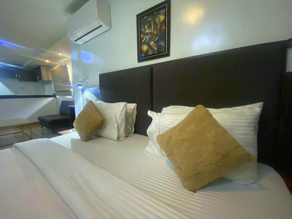 Bed, Photo of the whole room, Bedroom, air conditioner