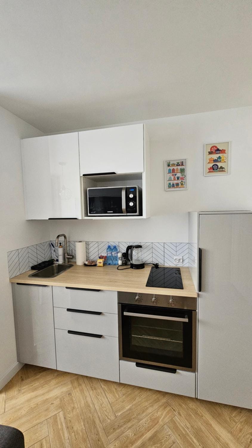 Coffee/tea facilities, Kitchen or kitchenette, microwave, oven, stove