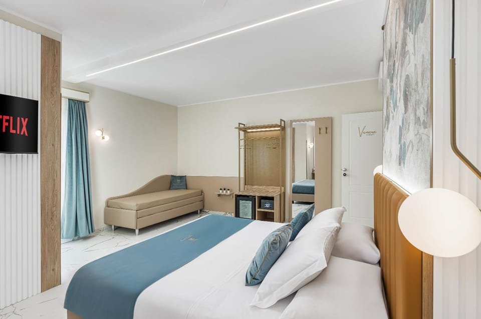 Bed, TV and multimedia, Photo of the whole room, Bedroom, wardrobe