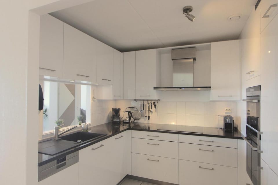 Coffee/tea facilities, Kitchen or kitchenette, dishwasher, stove, toaster