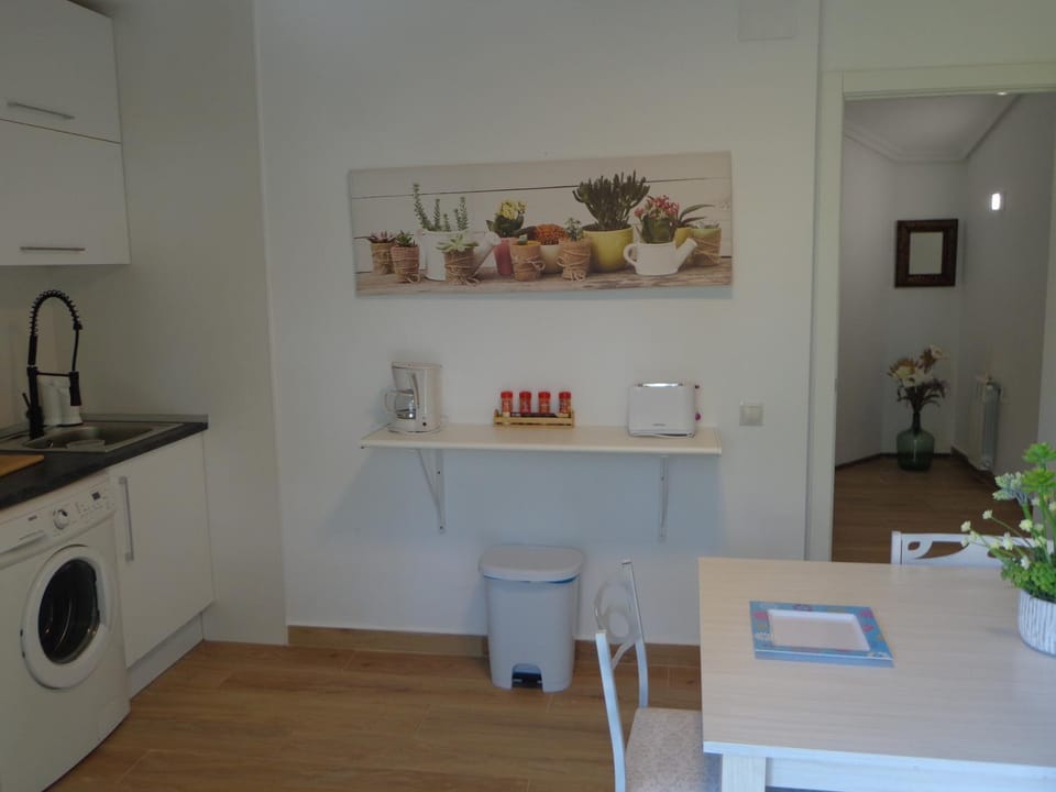 Coffee/tea facilities, Kitchen or kitchenette, Dining area, stove, toaster, washing machine