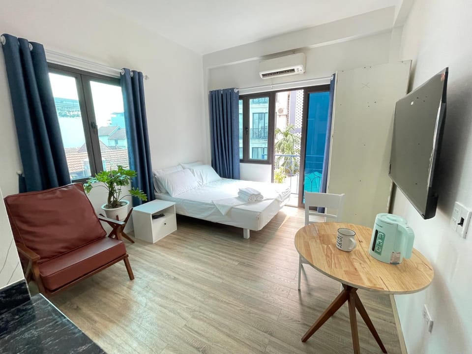 Communal lounge/ TV room, Bed, TV and multimedia, Photo of the whole room, Seating area, Bedroom, air conditioner