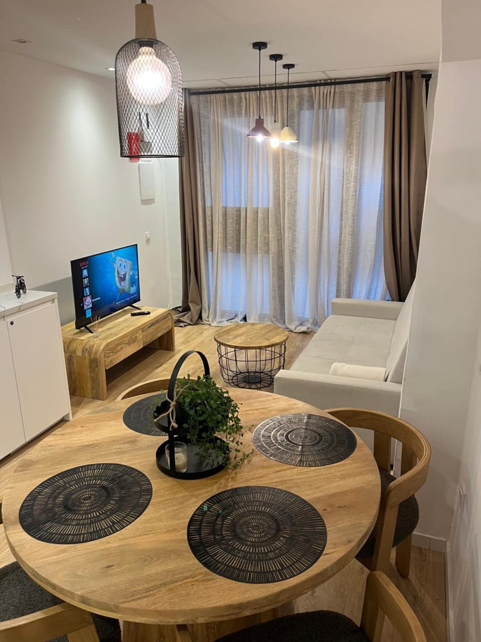 TV and multimedia, Living room, Seating area, Dining area