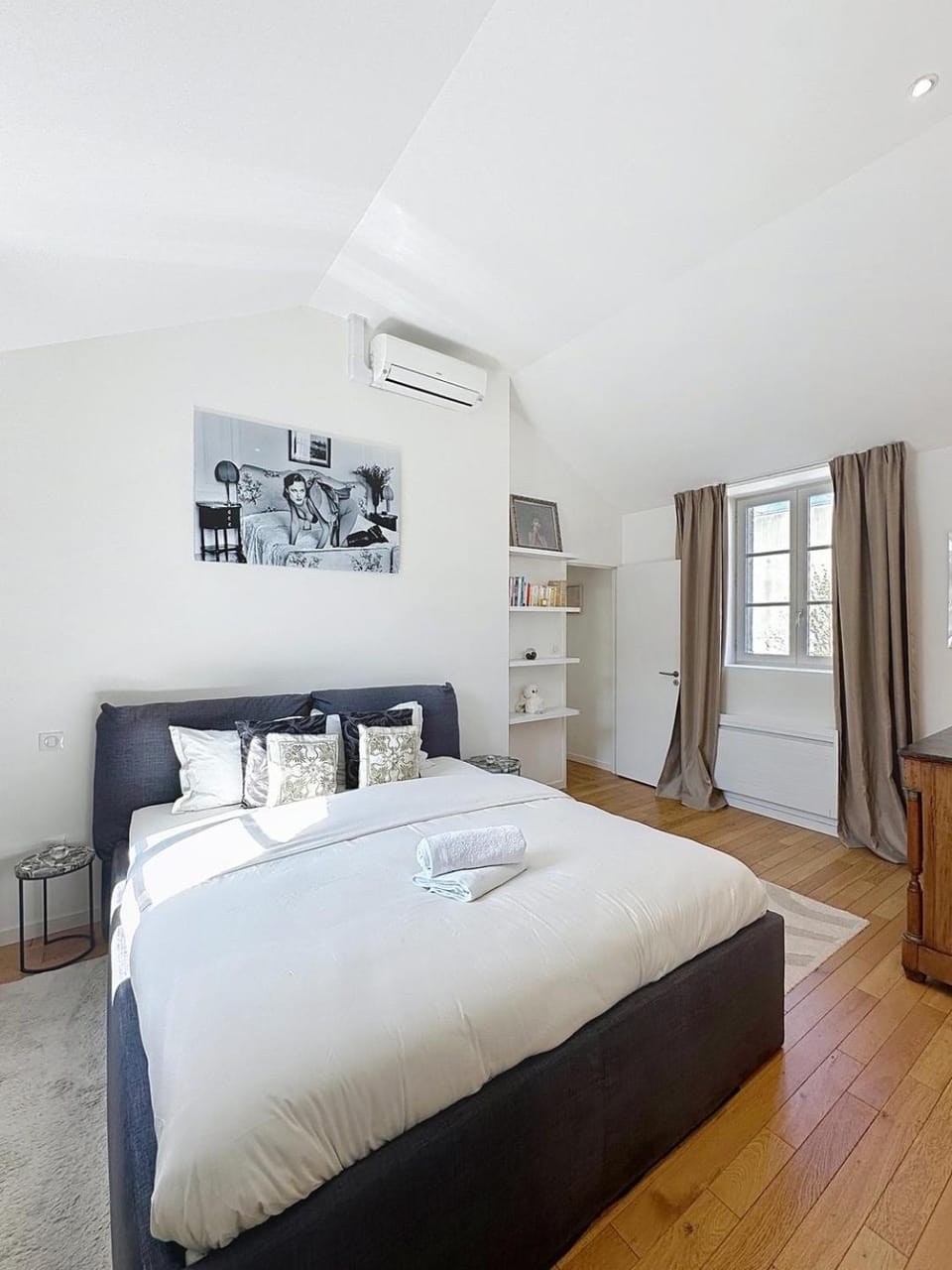 Bed, Photo of the whole room, Bedroom, air conditioner