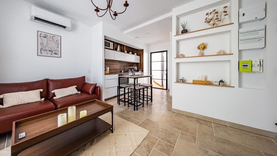 Kitchen or kitchenette, Living room, Seating area, Dining area