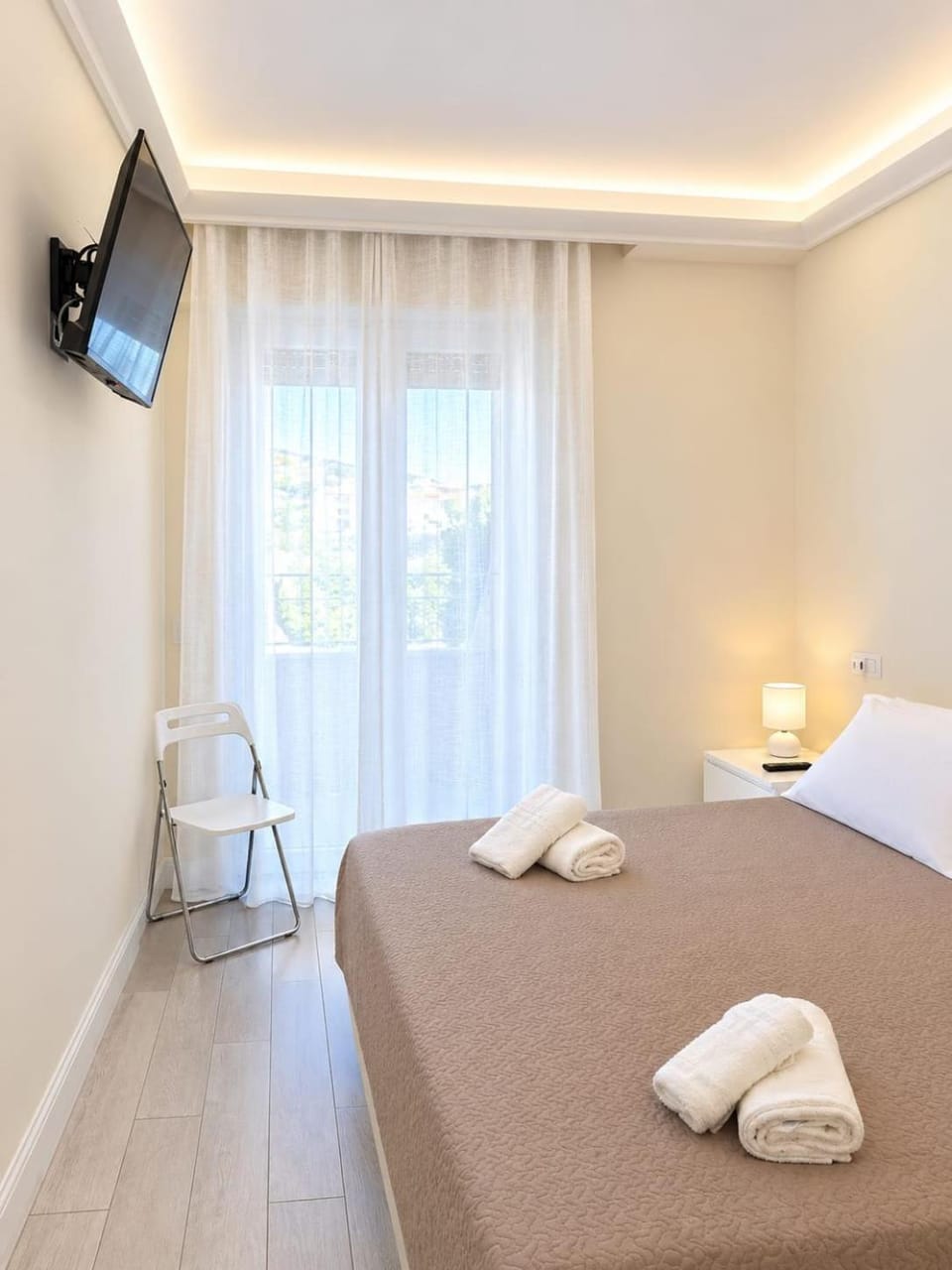 Bed, TV and multimedia, Photo of the whole room, Bedroom, towels