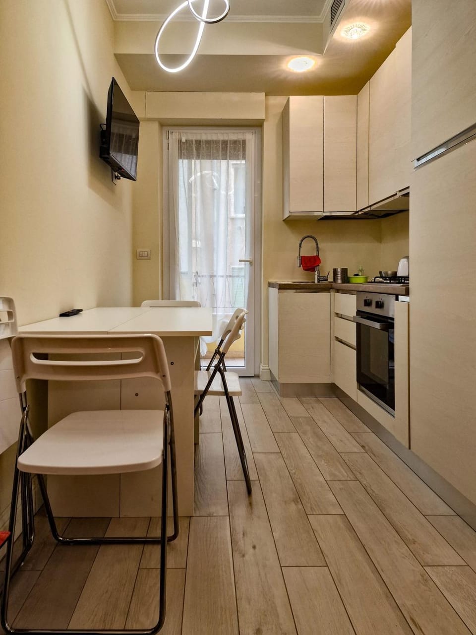 Kitchen or kitchenette, Seating area, oven, stove