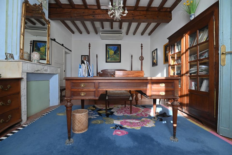 Library, Decorative detail, Seating area, Bedroom