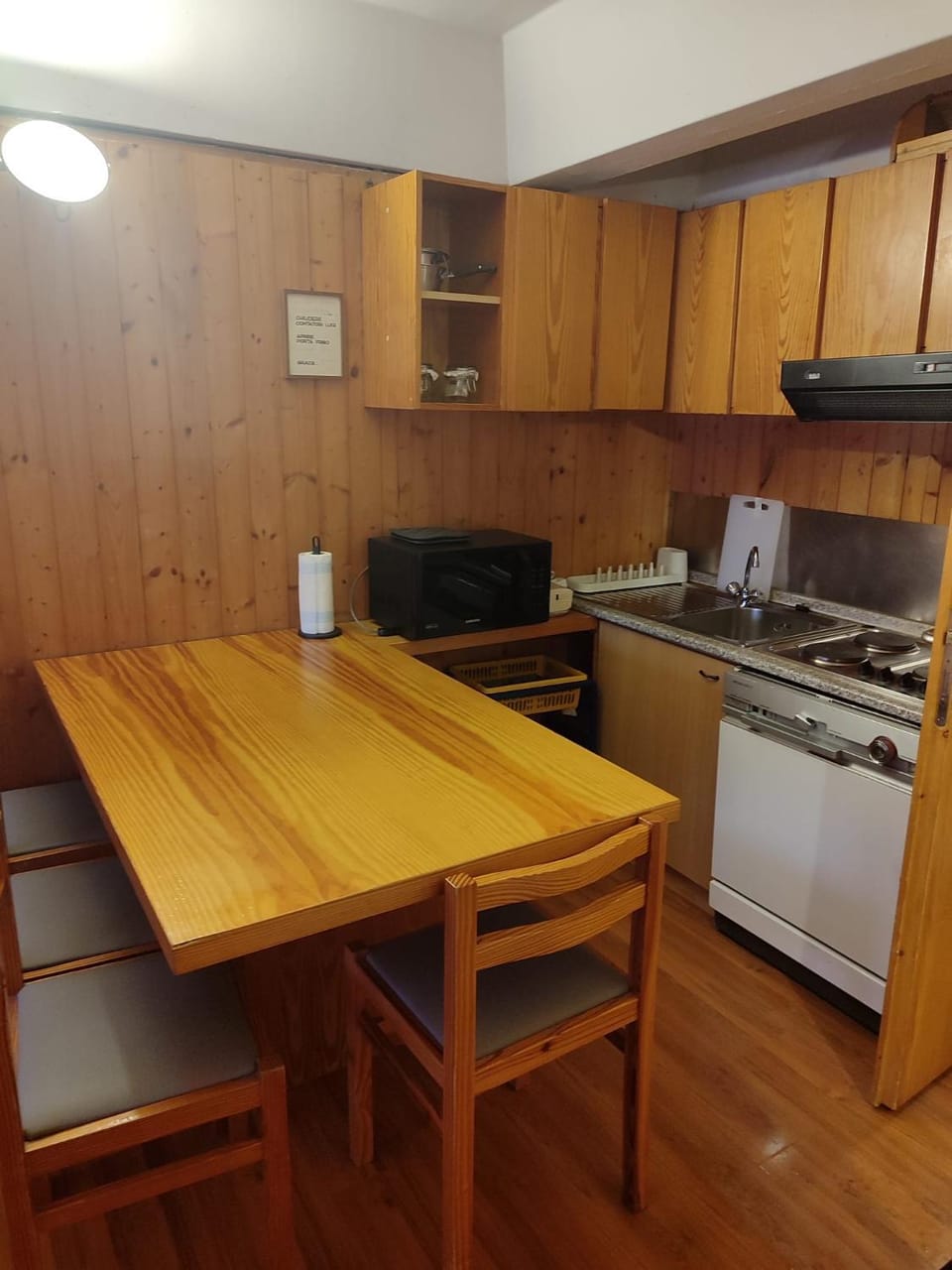 Kitchen or kitchenette, Dining area, stove