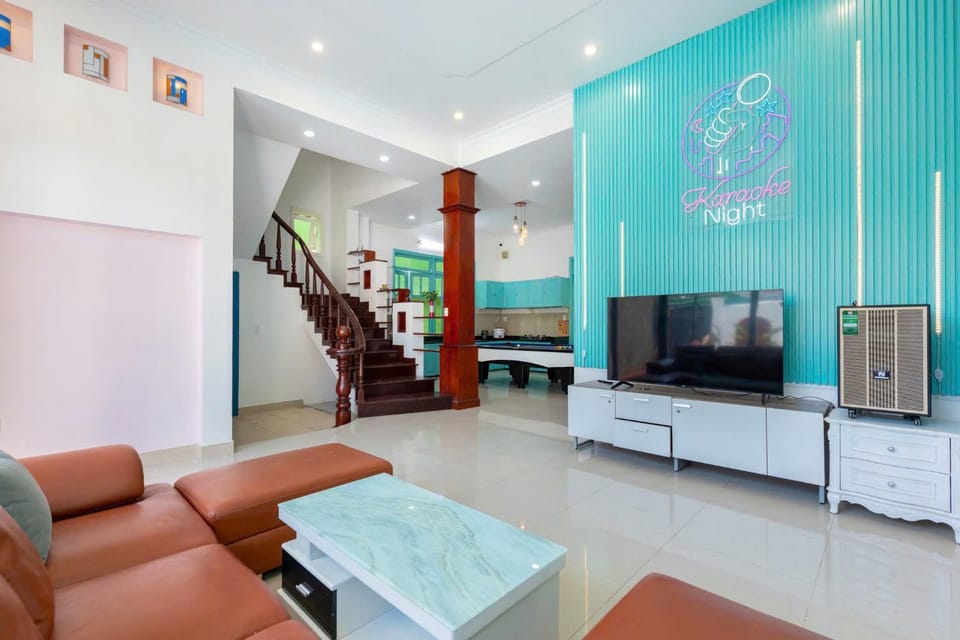 Communal lounge/ TV room, BBQ facilities, Karaoke, Nightclub / DJ, TV and multimedia, Living room, Seating area, Evening entertainment