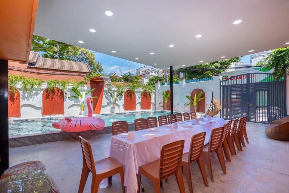 Restaurant/places to eat, Evening entertainment, Swimming pool