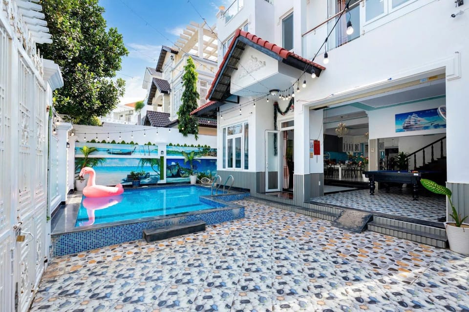 Property building, Patio, Day, Pool view, Swimming pool, sunbed