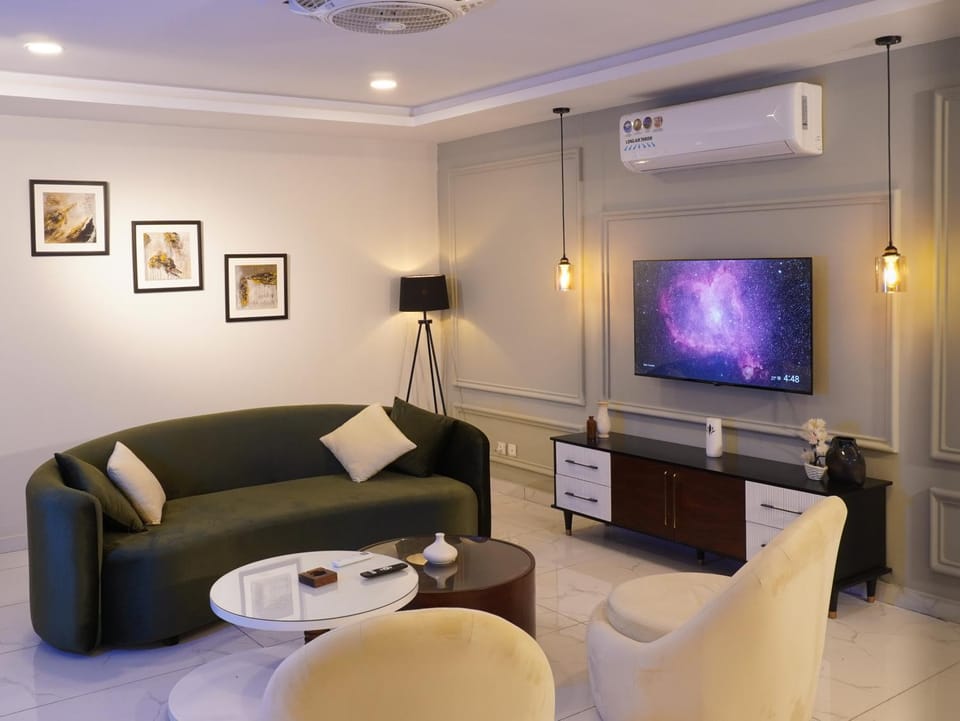 Communal lounge/ TV room, TV and multimedia, Living room, Evening entertainment, air conditioner