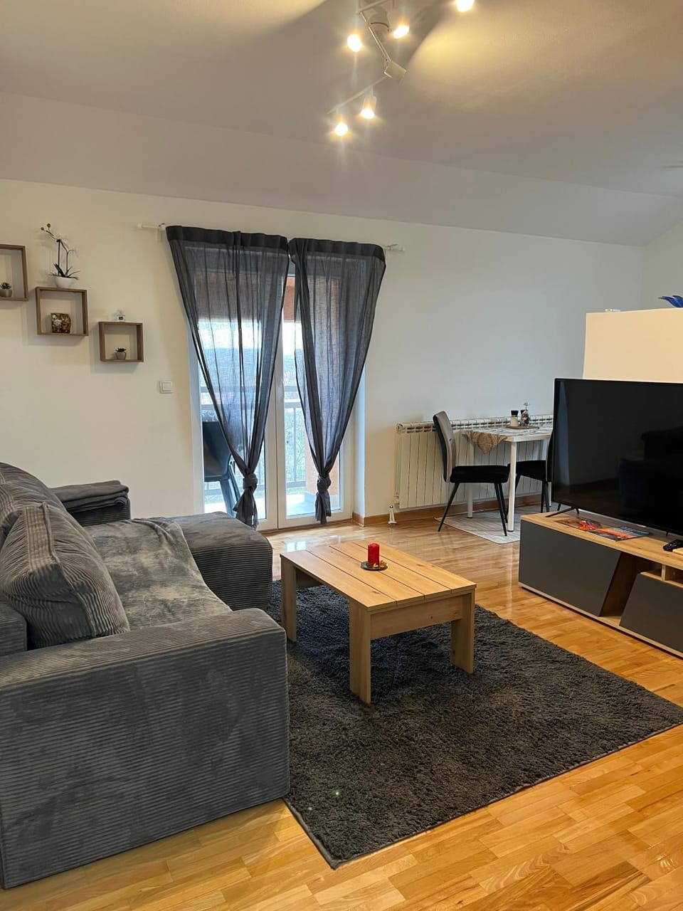 TV and multimedia, Living room, Seating area, Dining area