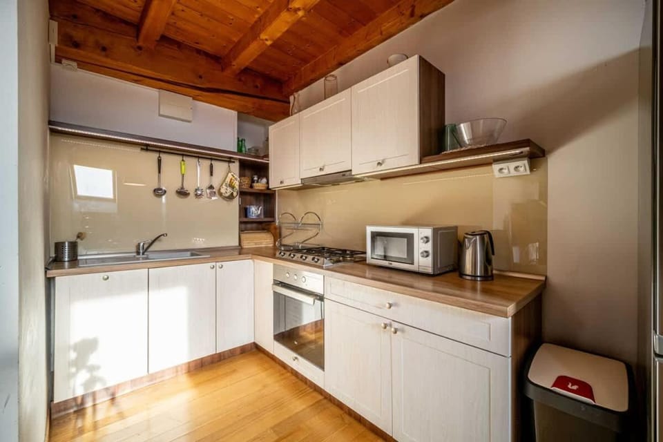 Coffee/tea facilities, Kitchen or kitchenette, oven, stove