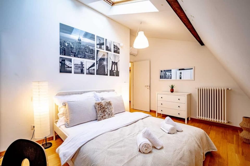 Bed, Photo of the whole room, Bedroom, towels