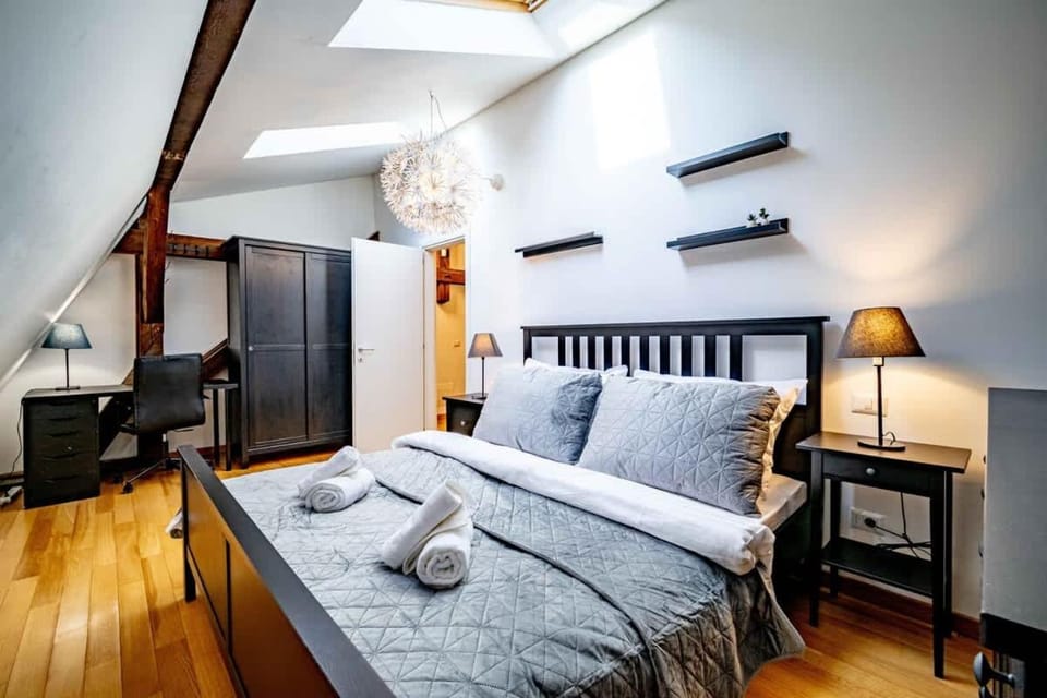 Bed, TV and multimedia, Photo of the whole room, towels, wardrobe