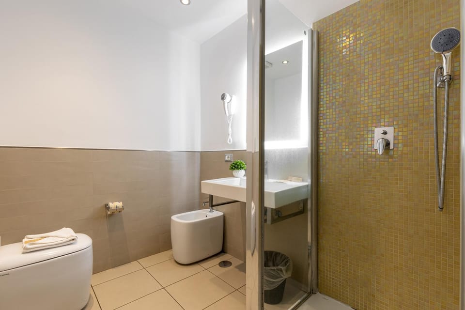 Shower, Toilet, Bathroom, bidet, towels