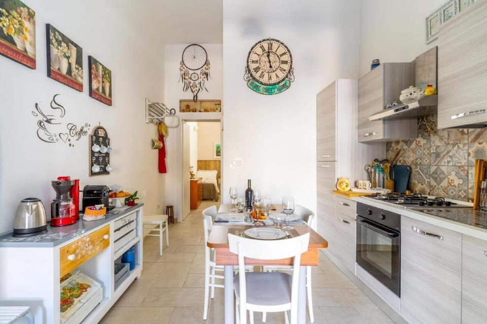 Coffee/tea facilities, Kitchen or kitchenette, Dining area, oven, stove