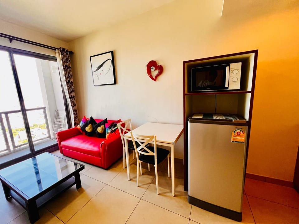 Living room, Seating area, Dining area, oven
