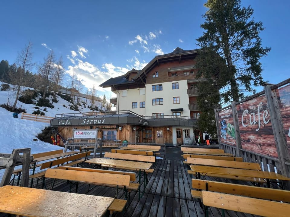 Property building, Restaurant/places to eat, View (from property/room), View (from property/room), Lounge or bar, Mountain view, Street view