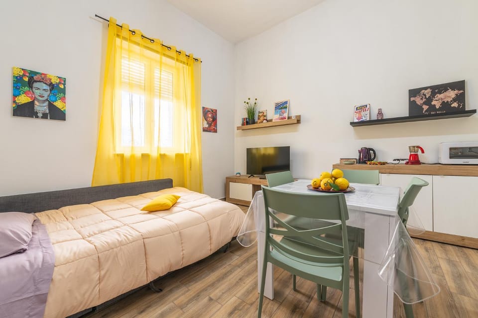 Bed, Living room
