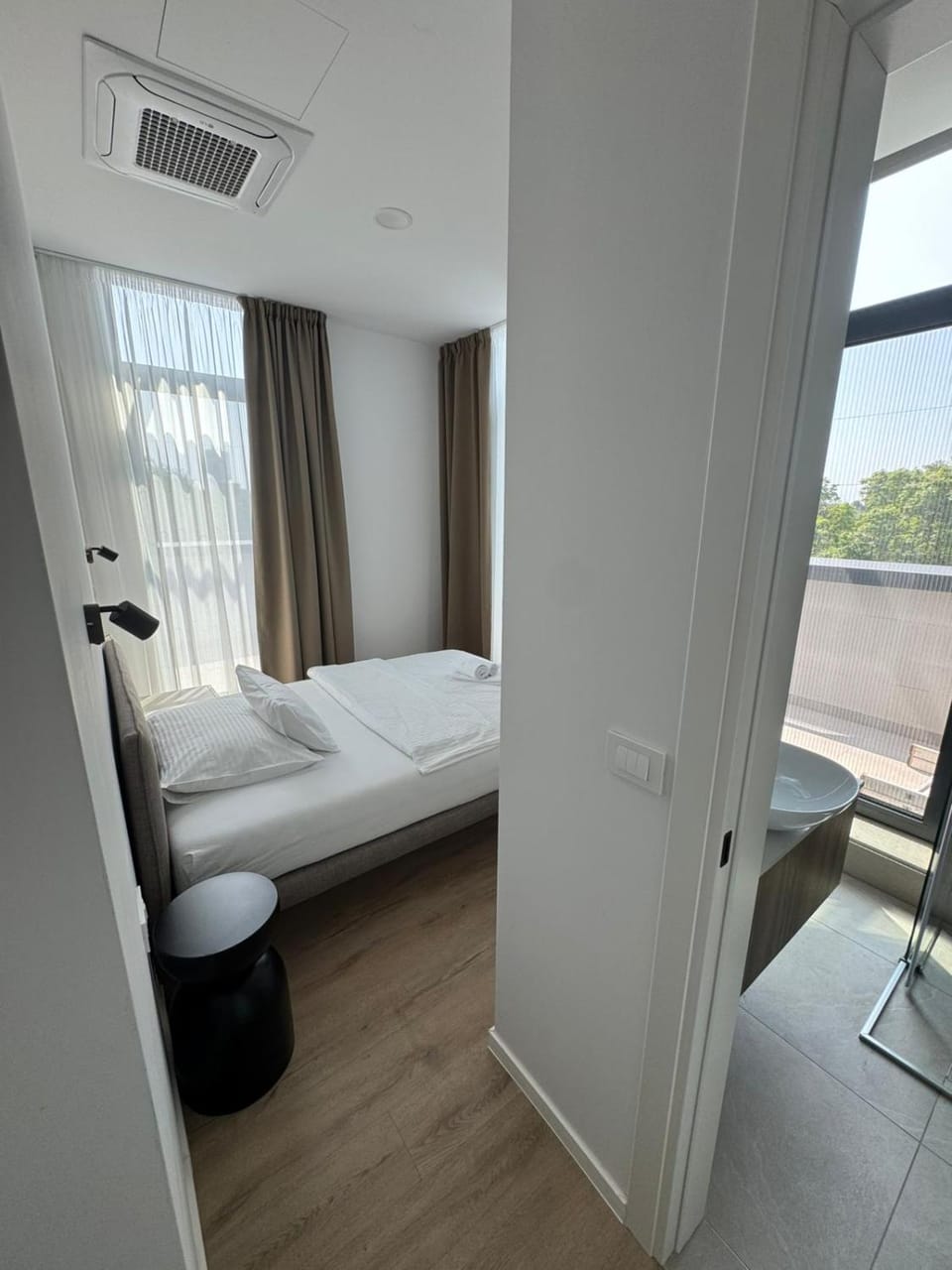 Photo of the whole room, air conditioner
