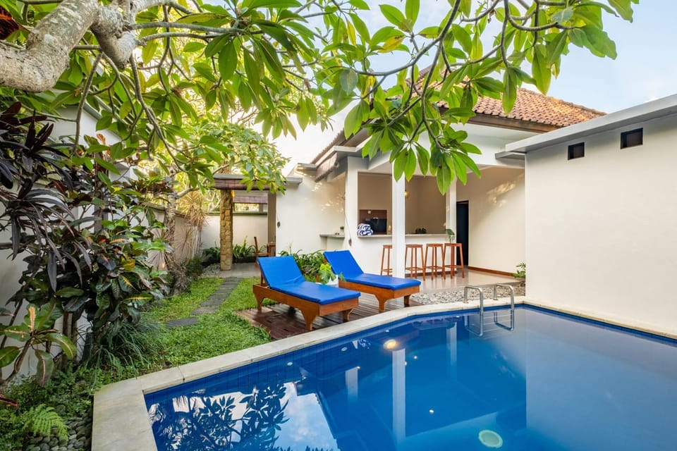 Property building, Day, Garden, Garden view, Pool view, Swimming pool, sunbed