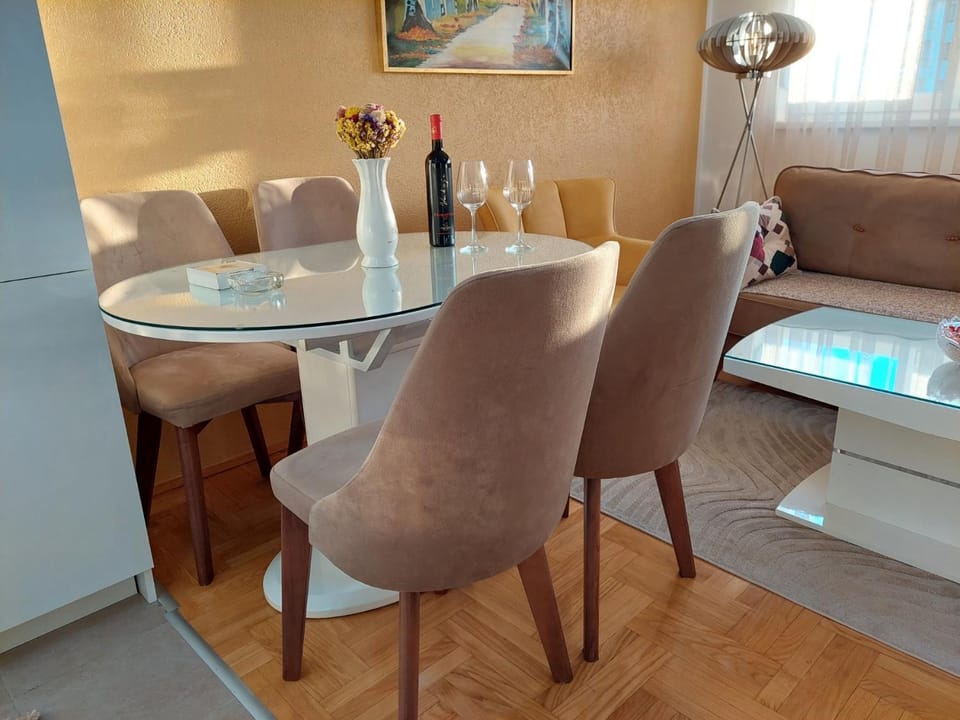 Living room, Seating area, Dining area