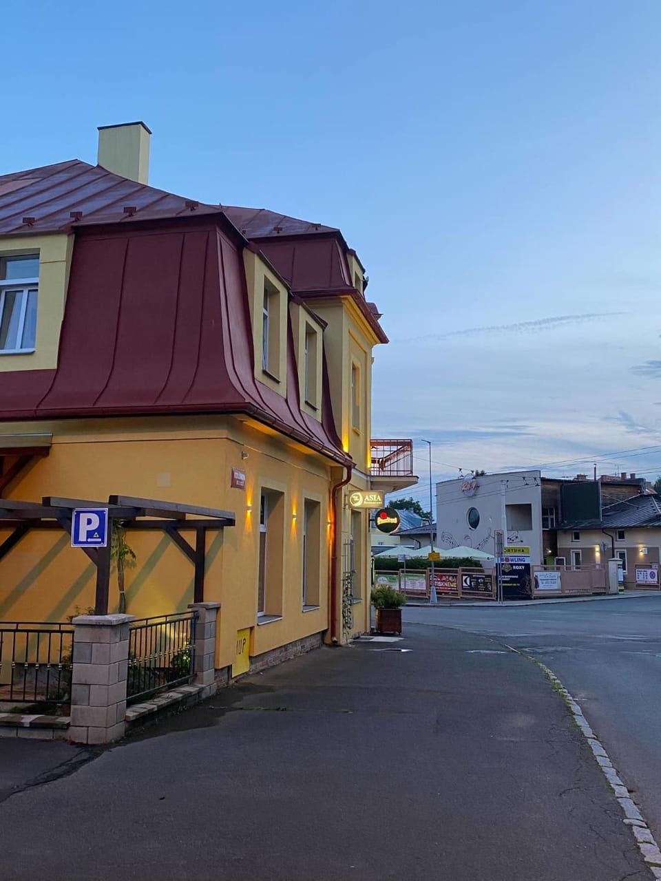 Property building, Restaurant/places to eat
