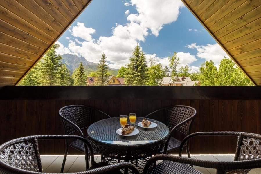 Patio, Natural landscape, Balcony/Terrace, Seating area, Mountain view