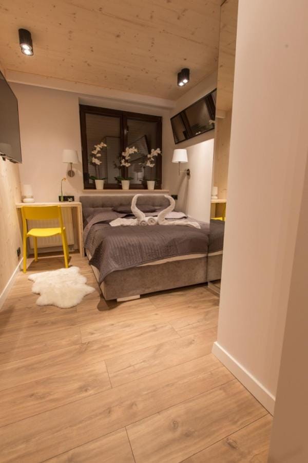 Bed, Bedroom, towels