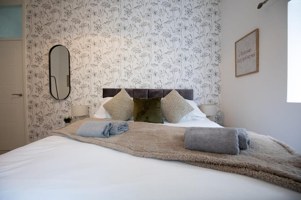 Bed, Bedroom, towels